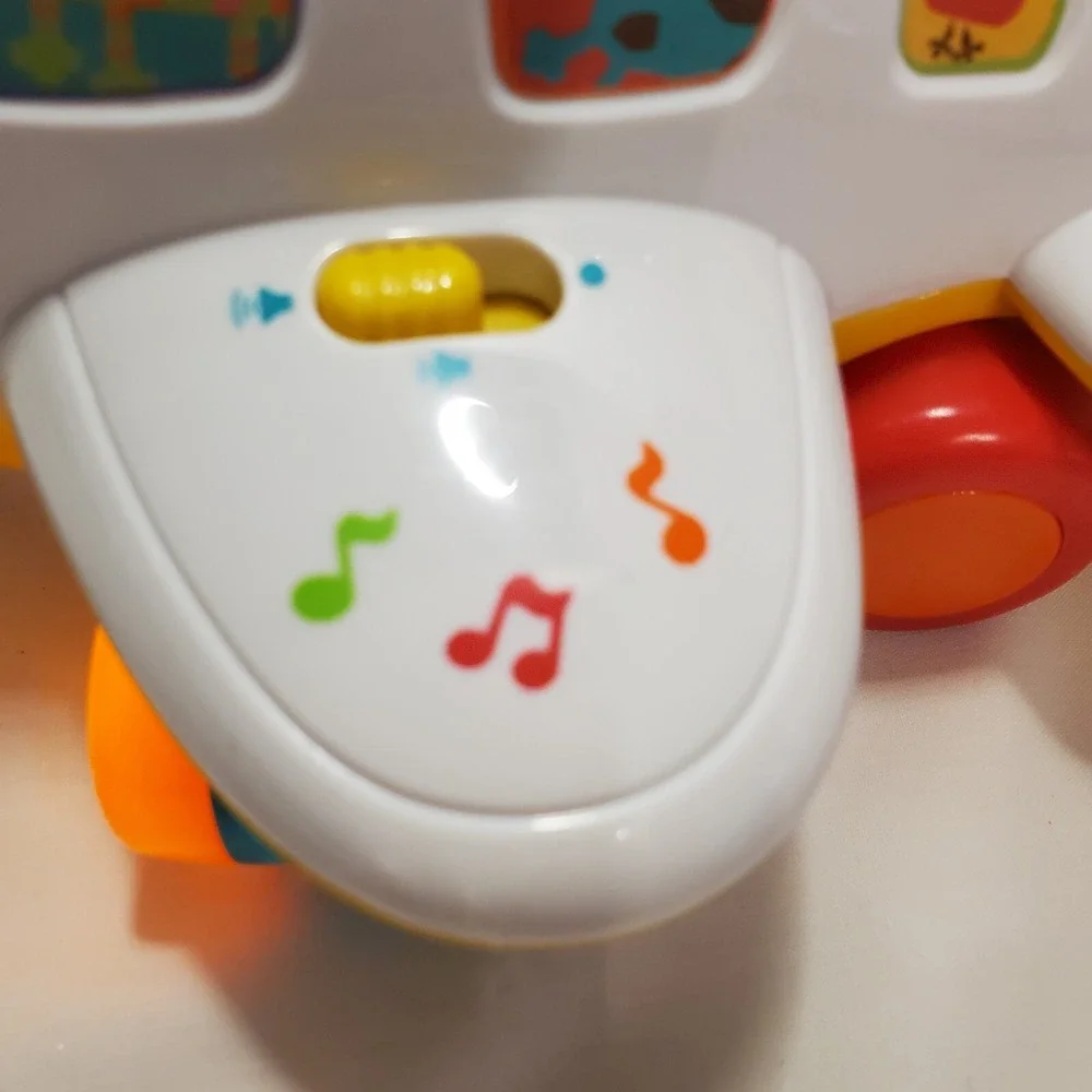 Huile Musical AirPlane moves, talks plays music with flashing lights video
